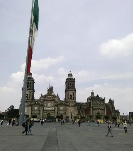 Eindrücke Zócalo, Platz der Verfassung, Mexiko-Stadt Wenn man sich über Mexiko-Stadt informiert, ließt man, dass sie eine der größten, verkehrsreichsten, höchstgelegenen und vielleicht sogar