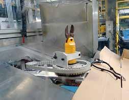 Scheidetechnik Cutting technology Auf einem Drehtisch ist ein pneumatisch betriebenes Schneidwerkzeug montiert, um Spritzgussteile automatisch zu bearbeiten.