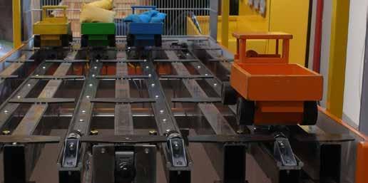 Lerntool Learning tools Race Track ist ein System für Lernsituationen: Vier Spielzeugautos rollen auf einer geneigten Ebene Zeit und Geschwindigkeit jedes Fahrzeugs sollen verglichen werden.