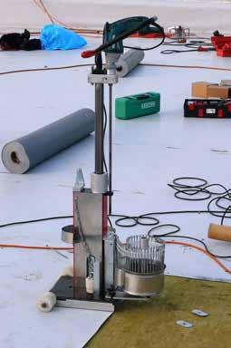 This unit is required for screwing flat roof insulation and plastic coating.