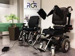 Rollstuhl Wheelchair Der Rois Medical Transfer Rollstuhl schafft für Menschen mit eingeschränkter Mobilität ein Mehr an Lebensqualität: Der Transferrollstuhl ist mit einem Hebemechanismus