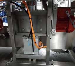 Brautechnik Brewery technology Innerhalb einer Außenreinigungsmaschine für KEG-Fässer ist eine Hub- und Drehstation verbaut, die das kleine Fass vom Förderband anhebt und rotieren lässt, um es von
