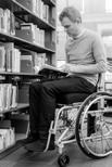 Rollstuhl Wheelchair Hinter dem Equalizer Rollstuhl-Konzept verbirgt sich ein leichter Hand-Rollstuhl mit einem angetriebenen Hebemechanismus für den Sitz: Er lässt sich 60 Zentimeter hochfahren oder