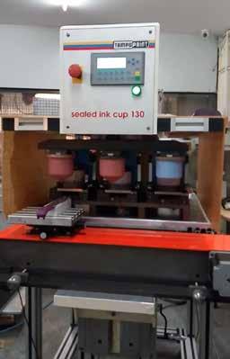 Tampondruck Pad printing Für das indirekte Tiefdruckverfahren Tampondruck ist eine Anlage konstruiert worden, die drei Positionswerkstücke mit höchster Präzision an der immer gleichen Stelle markiert.