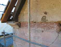 Damals wurden im Innenraum die Grundmauern eines mittelalterlichen Vorgängerbaus ergraben. An seinen Mauerzügen hatten sich längs der Apsidenrundung Reste gotischer Wandmalereien erhalten.