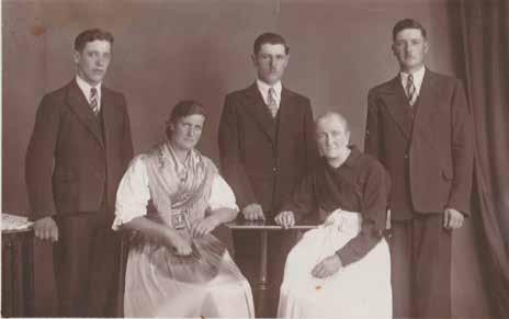 Chronik Abgelichtet Dieses Familienfoto der Familie Unterholzner, Gschlofer in Ackpfeif, entstanden um 1940, und zeigt die Mutter mit den vier Kindern: vorne sitzend Tochter Anna