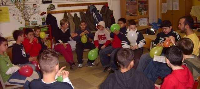 Foto einer Jungengruppe bei der Übung Vor Wut platzen. Diese Übung dient zur Förderung eines konstruktiven Umgangs mit dem Gefühl Wut.