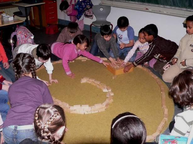 Im Frühjahr 2008 legte die zweite Klasse von Frau Siewert, aus der Schule am Wall eine Kräuterspirale auf dem Kinderbauernhof an.