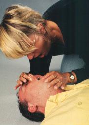 Atemspende (am Beispiel: Mund-zu-Mund) - Atemwege durch Neigen des Kopfes und Anheben des Kinns erneut öffnen - weichen Teil der Nase mit Daumen und Zeigefinger der an der Stirn platzierten Hand