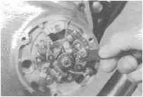 3. Den 10 mm-lnnensechskant-verschluss an der linken Seite des Unterbrechers lösen. 4.