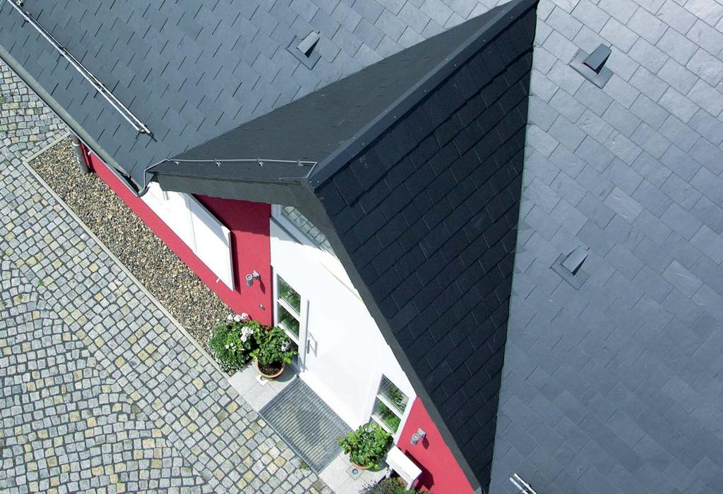 Sie harmoniert durch ihre unauffällige, geradlinige Optik mit einer sachlich klaren Architektur und verleiht jedem Dach natürlichen Charme.