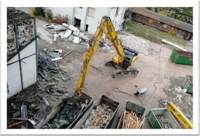 Gebäudeabbruch, Umbau Beim kontrollierten Rückbau werden die schadstoffhaltigen Materialien vor dem eigentlichen Gebäudeabbruch ausgebaut.