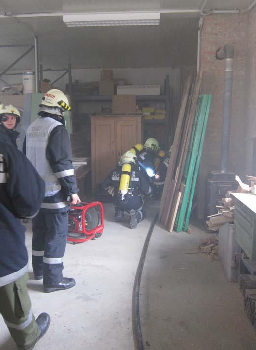 Weiters mussten einige Gerätschaften wie z.b. ein Anhänger durch die Feuerwehrmänner vor den Flammen gerettet werden.
