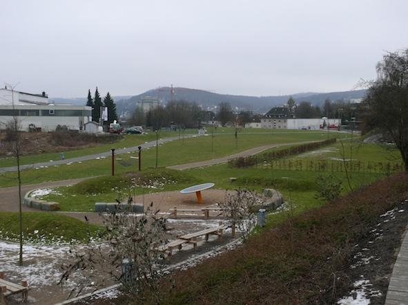 erneuert sowie ein Begegnungszentrum mit Angeboten aus dem Kinder-, Jugend- und Seniorenbereich realisiert bzw. befinden sich vor der Umsetzung: A 7. Spielplatz - Umfeld der OT Heinrich-Böll-Str.