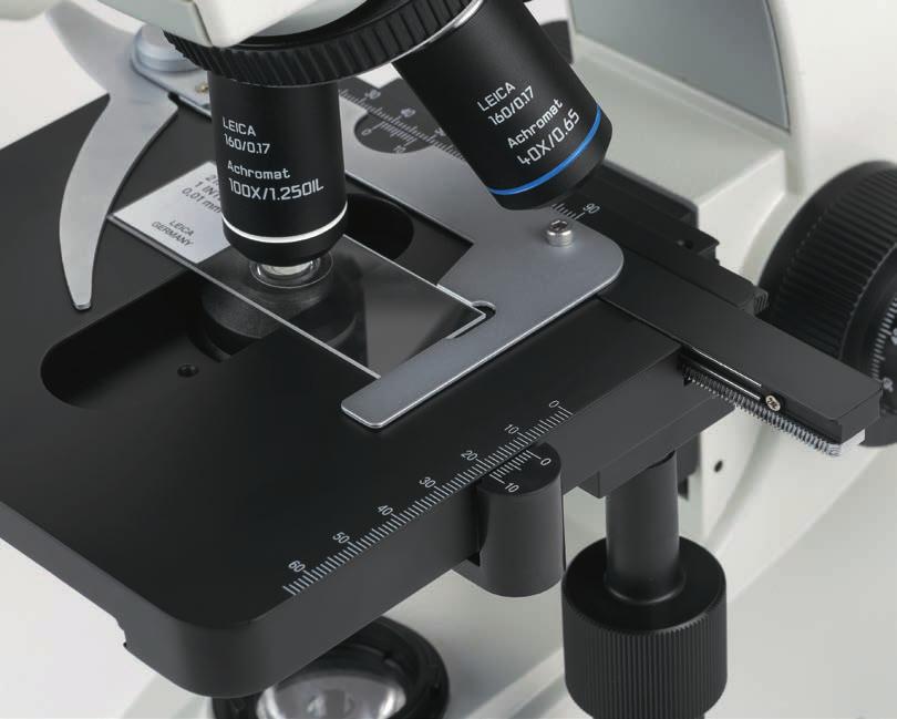 5 Leica DM100 Preisgünstiges Einstiegsmikroskop Fester Objekttisch mit Klemmen für präzise manuelle Probenhandhabung In den Objekttisch
