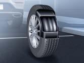 Es wird mit Hilfe des im Kofferraum platzierten Reifenfüllkompressors in den platten Reifen gefüllt und dichtet Löcher im Reifen ab.