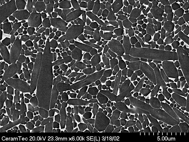Vortragsblock 1 Bild 2: Gefüge von Si 3 N 4 Für das Schruppen ist Siliziumnitrid Si 3 N 4 am besten geeignet, für das Schlichten dagegen eher ein Zirkonoxidverstärktes Aluminiumoxid ZTA.