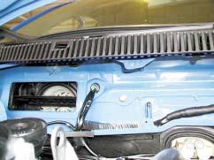 Die Verlegung der Kabel zur Gebläseansteuerung und zur Bedieneinrichtung in den Innenraum erfolgt durch die vorhandene Tülle neben dem Luftschacht des Fahrzeuggebläses.