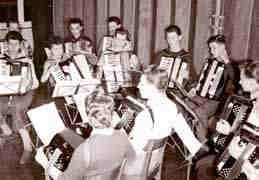 wurden; Dirigent: Sieghard Porkert 1958 Eintritt des Orchesters in den Deutschen Harmonikaverband 1960 Umbenennung