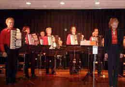 November 2007, in der Musikhochschule Köln unser Jubiläumskonzert gaben, waren wir noch das DEUTZ-Akkordeon- Orchester Köln.