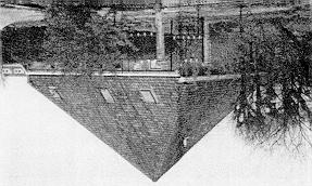 BAUERNHÄUSER Hier siehst du ein Foto eines Bauernhauses mit pyramidenförmigem Dach.