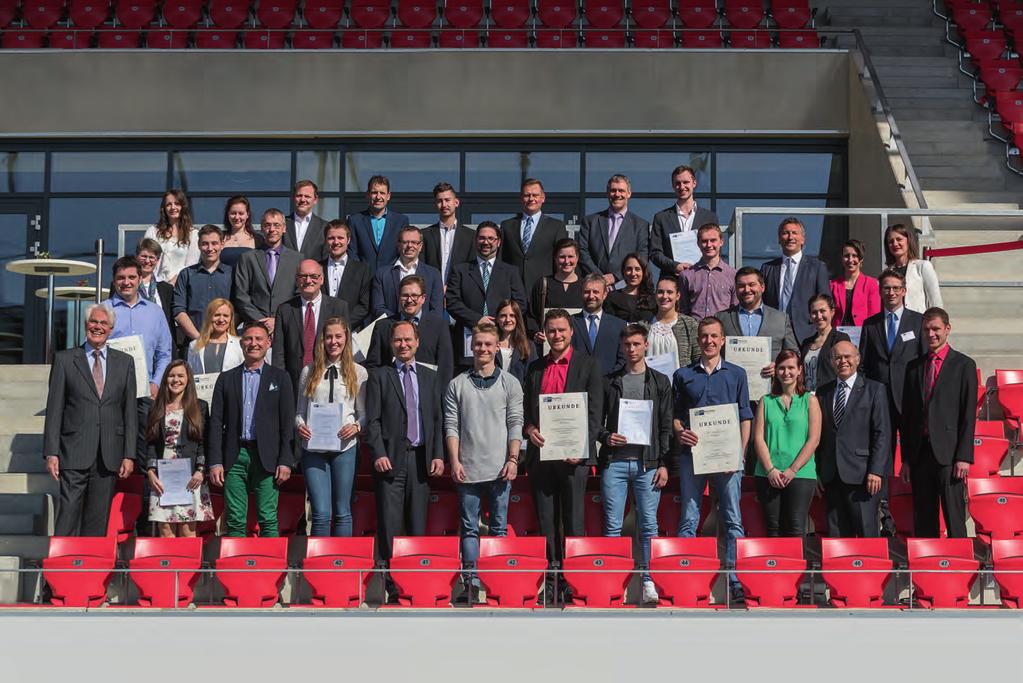 Fachkräfte Made in Germany j IHK ehrte die besten Absolventen der Aus- und Weiterbildung in der Region Die 53 jungen Männer und Frauen legten unter