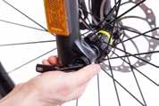 Instandhaltung 6.6.4. Vorderrad einbauen Nehmen Sie (wenn eingesteckt) die gelbe Transportsicherung zwischen den Bremsbelägen heraus. Fädeln Sie das Vorderrad vorsichtig in die Gabel ein.