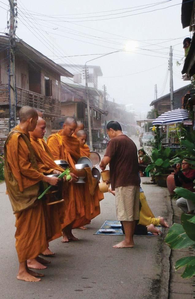 9 Chiang Khan Jeden Tag im Morgengrauen ziehen Mönche durch die Kulissen von betagten Holzhäusern, um ihre Almosen