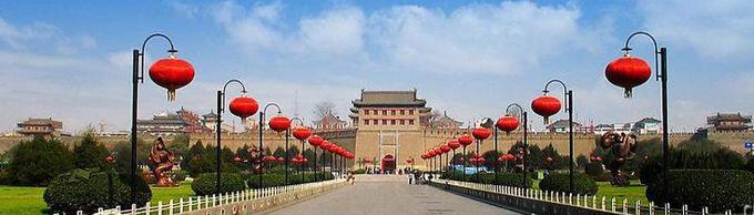 Vormittags fliegen Sie in die alte Kaiserstadt Xi'an. Xi'an galt einst als die größte Stadt der Antike, und war durch die Seidenstraße ein Handelszentrum, dessen Verbindungen bis nach Rom reichten.