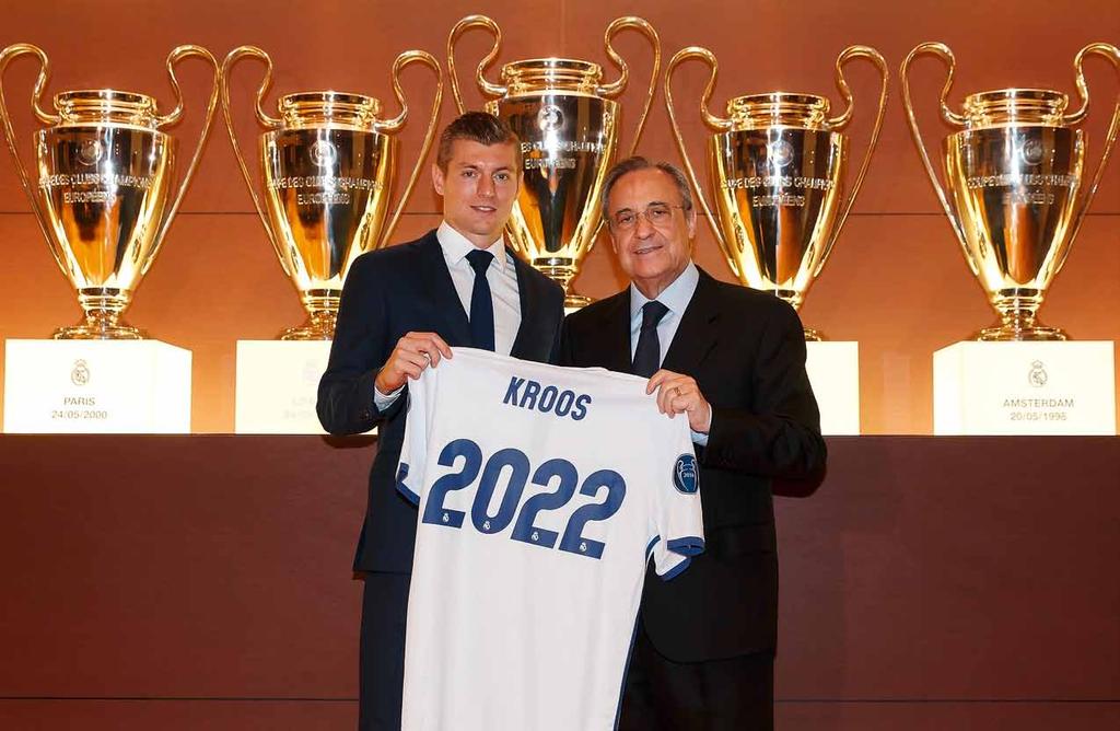 Bestbezahlter deutscher Fußballer. Toni Kroos mit Präsident Florentino Pérez nach seiner Vertragsverlängerung bei Real Madrid.