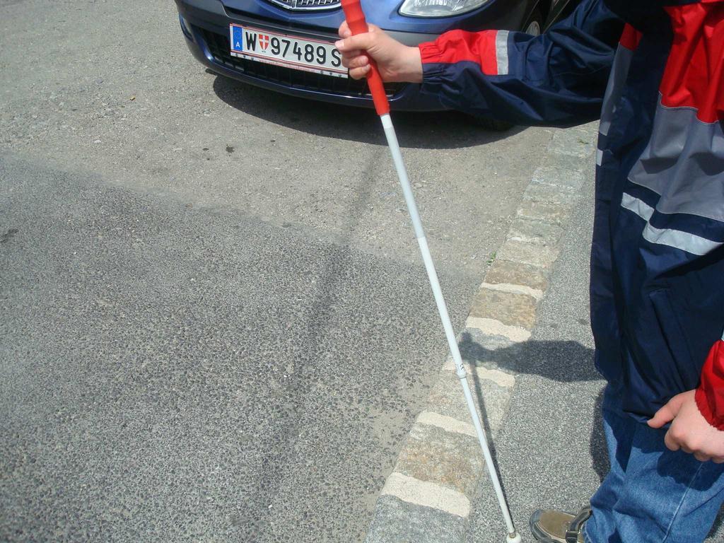 1. Der weiße Stock Der weiße Stock, oft auch Blindenstock genannt, wird von blinden und stark sehbehinderten Personen genutzt.