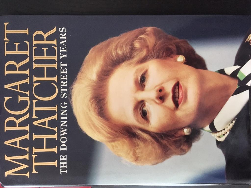 Maggie Thatcher in Großbritannien In ihrer Autobiographie, The Downing Street Years, beschreibt sie, wie sie über Einsparungen des Staates das Geldmengenwachstum stabilisiert hat.