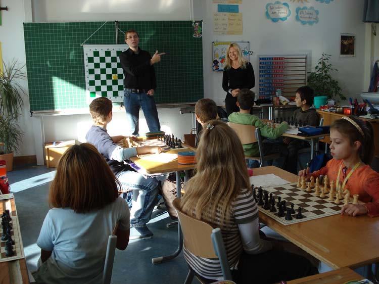 Im Oktober 2007 konnten wir einen Schachkurs für Anfänger mit den Kindern