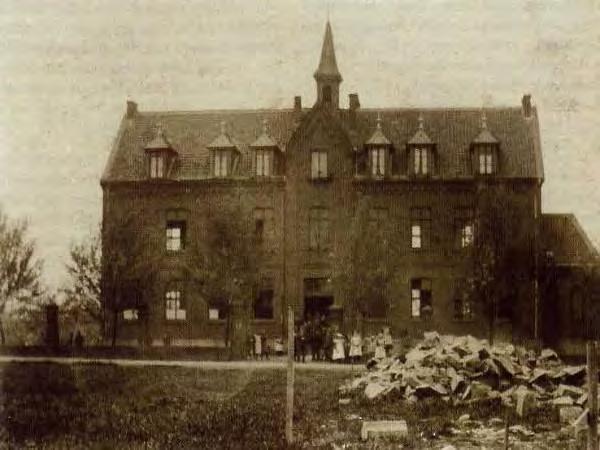 1885 Vor 128 Jahren beginnen die Bauarbeiten an der ersten katholischen Schule in Holzwickede.