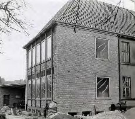 1957 Am Rande des Schulhofes werden Sträucher angepflanzt. Rektor Wilhem Erger tritt in den Ruhestand und Rektor Ernst Peschel übernimmt die Schulleitung. In 4 Klassen werden Schiebetafeln angebracht.