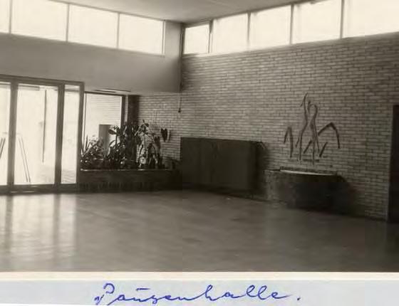 Die Pausenhalle, zwei Klassenräume, ein Werkraum, Verwaltungsräume und die Toiletten wurden angebaut. 1966 Rektor Ernst Peschel tritt in den Ruhestand und Franz Dahlhoff übernimmt die Schulleitung.