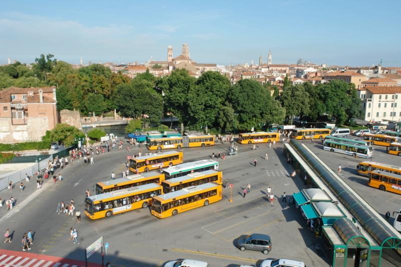 Die Buslinien Zum öffentlichen Nahverkehr in Venedig (ACTV) gehören nicht nur die Wasserbusse (Vaporetti) in den Kanälen der Stadt, sondern auch die Straßen Busse die vom Piazzale Roma über die