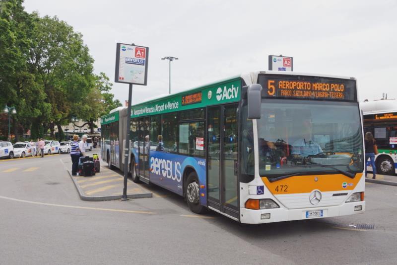 Die Flughafen Linie 5 (Aero Bus) A1 Von den zahlreichen Bussen die am Piazzale Roma halten, ist die Linie 5 für die Gäste die mit dem