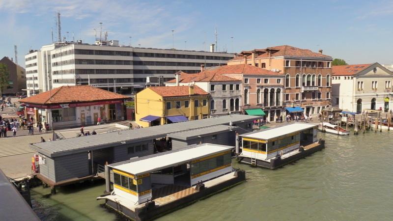 Die Vaporetto Linie 1 oder Linie 2 Wie Sie hier im Bild sehen, liegt direkt am Piazzale Roma der Canal Grande mit dem Wartehäuschen der Wasser Busse des öffentlichen Nahverkehrs in Venedig: ACTV Im