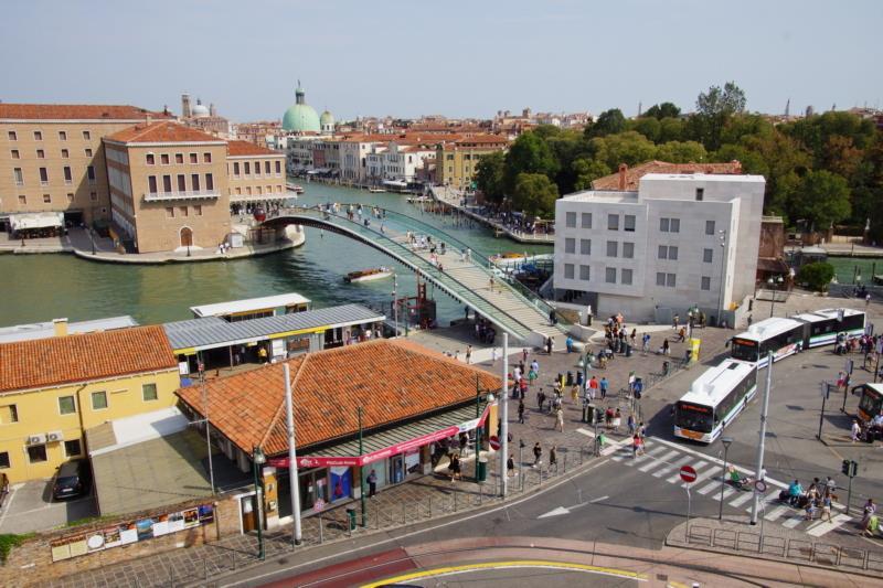 Die Brücke der Verfassung Gehzeiten: Jahrzehntelang war es sehr mühsam und ein weiter Umweg, um zu Fuß vom Piazzale Roma nach Venedig zu gehen. Dies hat sich seit kurzem wesentlich verbessert.