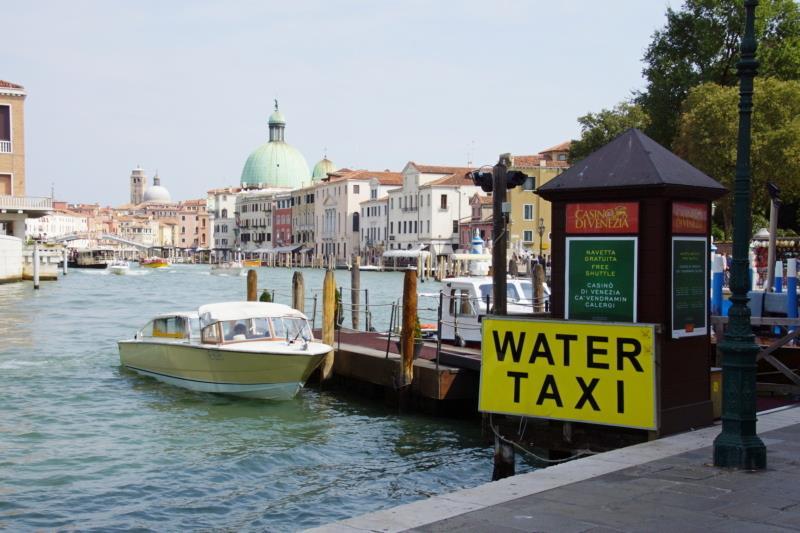 Die Wassertaxis Preis Nach Ihrer Ankunft in Venedig am Piazzale Roma, können Sie auch den schnellen und bequemen Transfer mit einem Wassertaxi in Ihr Hotel in Venedig oder zu jedem anderen Ziel in