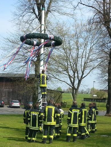 Das Maibaumaufstellen der Allgemeinen Bürgerlichen Wählergemeinschaft Wiershop fand bei strahlendem Maiwetter auf dem Lindenplatz statt.