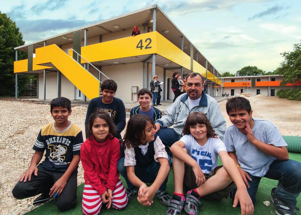 KLEUSBERG WOHNGEBÄUDE FÜR FLÜCHTLINGE IN STUTTGART Ein neues Zuhause für Flüchtlinge aus aller Welt VORAUSSCHAUEND RAUM GESCHAFFEN. Flüchtlingsunterkünfte in Stuttgart machen den Anfang.