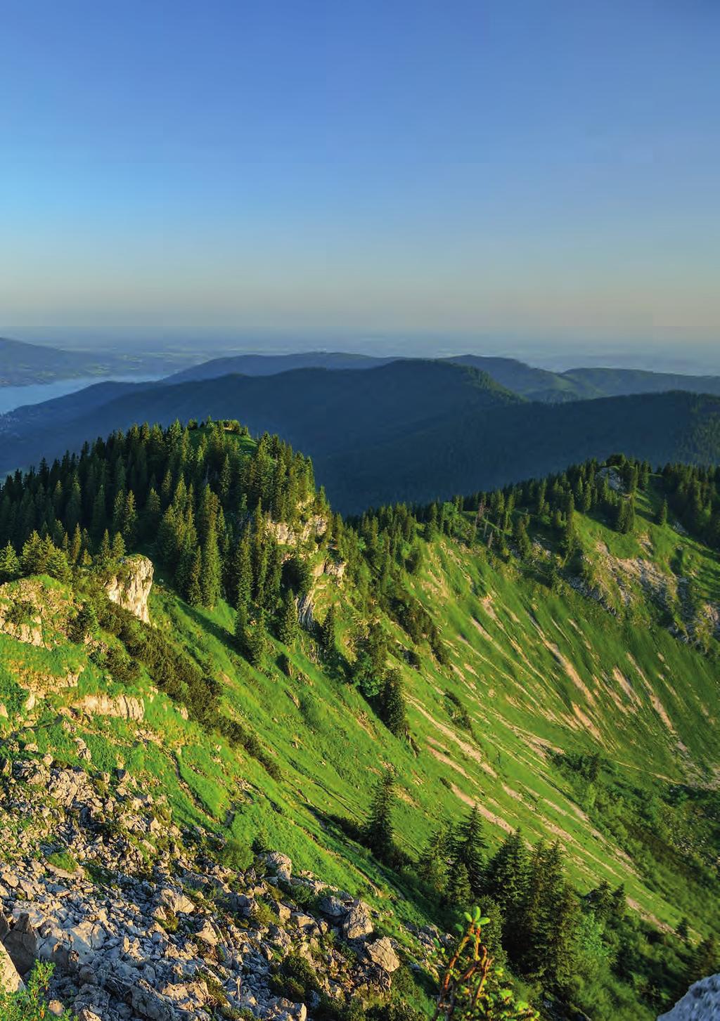 Die schönsten Reiseziele in Bayern Der Freistaat weist Landschaftbilder auf, wie man sie sonst in Deutschland nicht findet von Flusslandschaften wie an Main und Donau bis zum alpinen Hoch gebirge wie