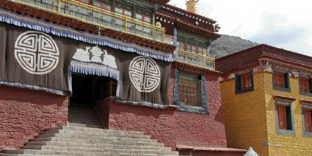 Das beeindruckendste Merkmal des Klosters ist die 9 m hohe Statue Maitreyas, die 1.419 errichtet wurde. Im Koster kann man auch den Debatten der Mönche beiwohnen. Übernachtung in Lhasa 11.