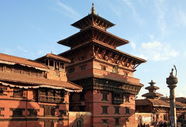 dort befinden, stammen aus dem 12. Jahrhundert, andere dagegen aus der Dynastie der Malla Könige. Das wohl berühmteste Gebäude dort ist der mit herrlichen Holzschnitzereien verzierte Kumari Bahal.