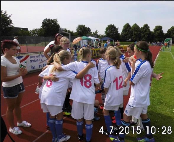 Gruß Detlef Stadion-Echo TuS-intern Mädchenfußball in Nortorf D-Juniorinnen sorgen für große Überraschung Bei den Hallenmeisterschaften der Kreise Kiel/RD /Plön/NMS sind die Mädchen über sich