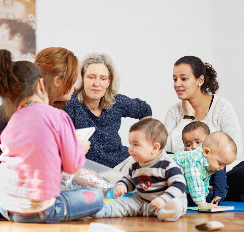 WERTVOLLE UNTERSTÜTZUNG Familienbegleiterinnen und Väterpädagogen stehen Schwellenfamilien in den