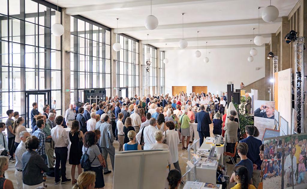 INTERESSIERTE BÜRGER Hunderte Besucher informierten sich beim polytechnischen Bürgertag über die Gesellschaft und ihre Tochterinstitute.