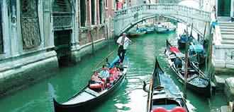 Fakultativ: eine romantische Gondelfahrt oder eine Panoramarundfahrt durch die Lagune. Rückfahrt mit einem privaten Motorboot den Giudecca Kanal entlang, vorbei an der Insel S.